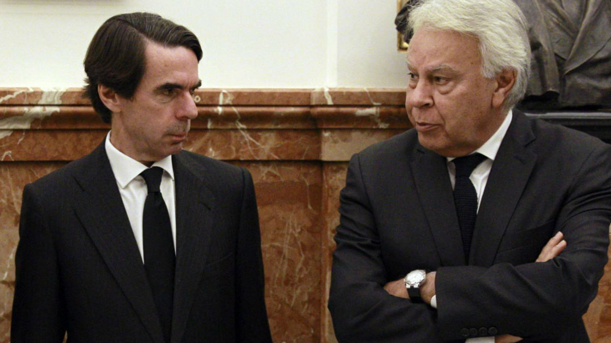 Los expresidentes del Gobierno José María Aznar y Felipe González. (Foto: AFP)