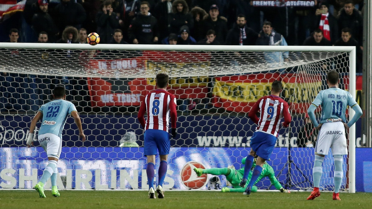 Fernando Torres falla el penalti durante el Atlético vs Celta