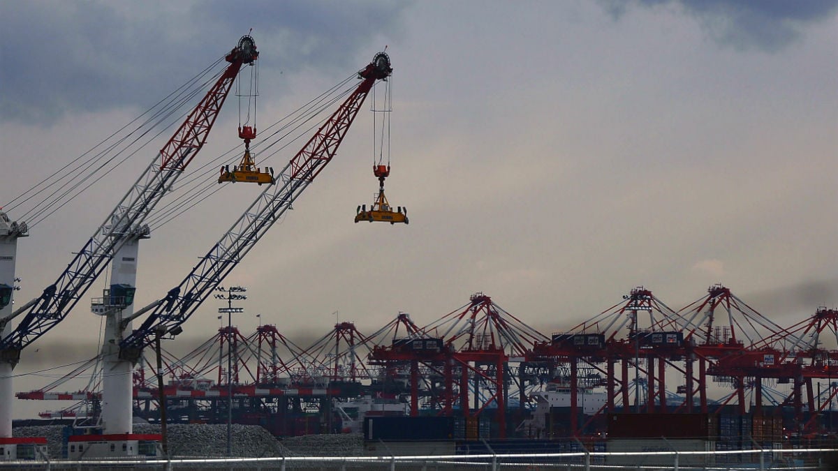 Grúas y contenedores en un puerto (Foto: GETTY).