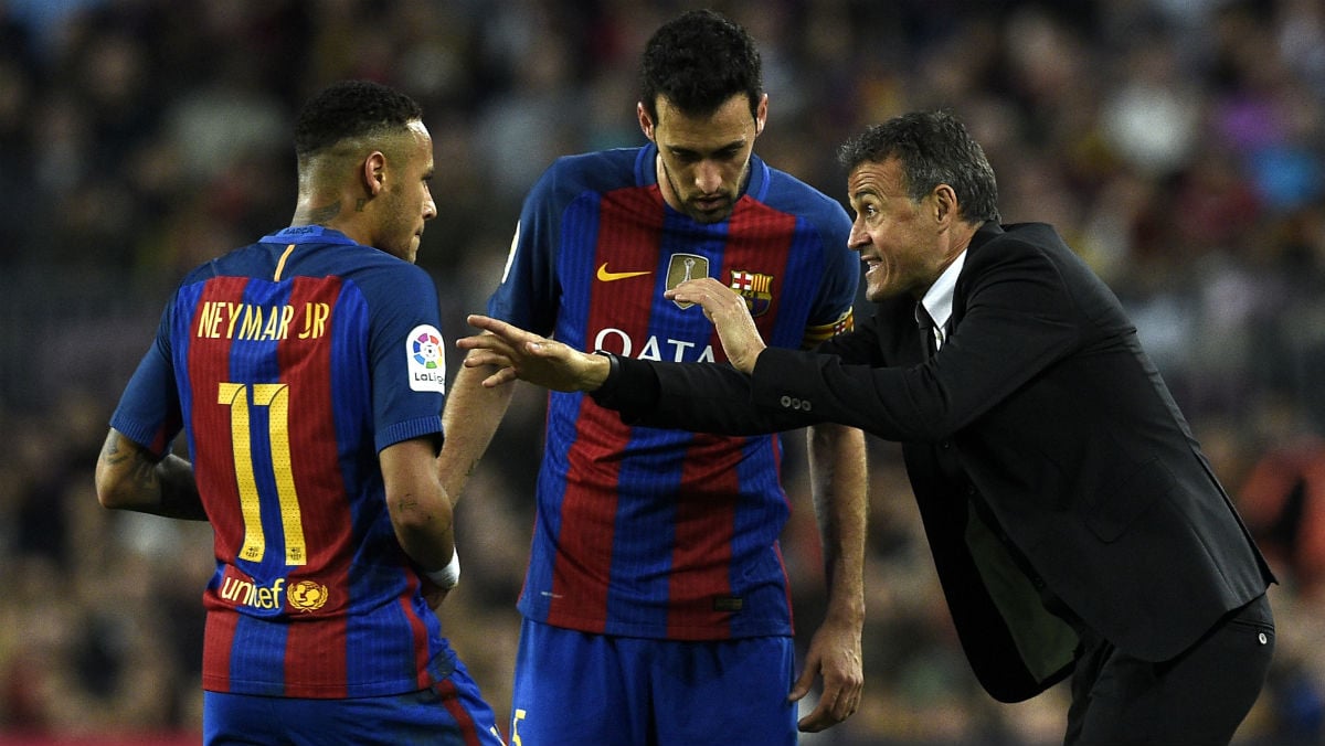 Luis Enrique da instrucciones a Neymar y Busquets. (AFP)