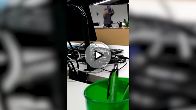 Este profesor revienta el ordenador cuando su alumno le llama ‘subnormal’
