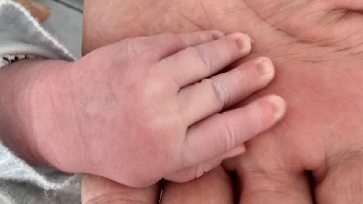 La mano del recién nacido Alberto Núñez Feijóo, que recibe el mismo nombre que su padre, el presidente de la Xunta de Galicia con el mismo nom