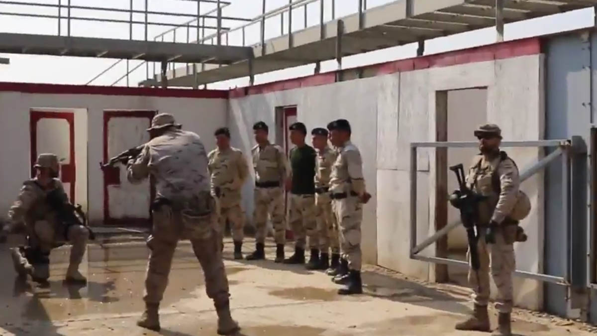 Militares españoles durante el adiestramiento de los nuevos policías iraquíes. (Foto: Defensa)