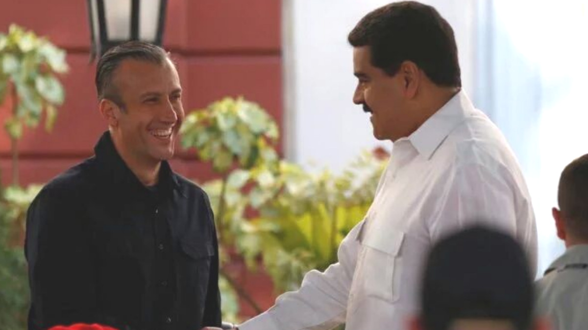 Tareck El Aissami. le estrecha la mano a Nicolás Maduro, dirigente de Venezuela. Foto: @TareckPSUV
