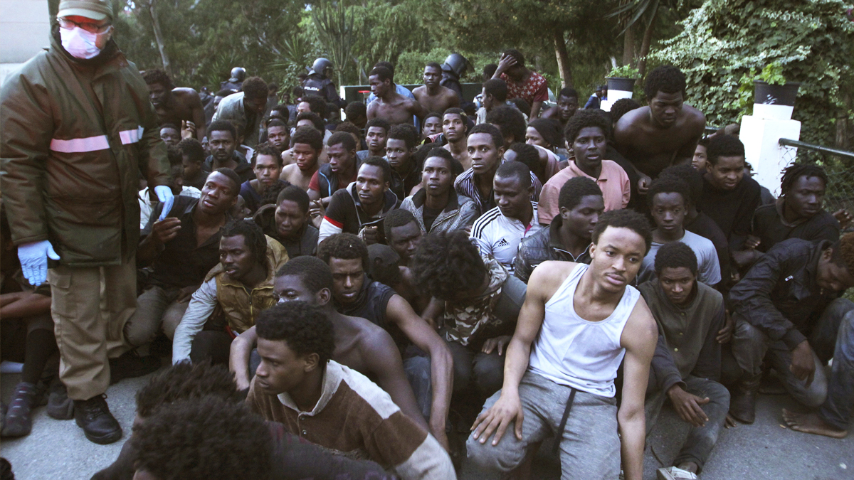 Un grupo de inmigrantes tras cruzar la frontera en Ceuta. (Foto: EFE)