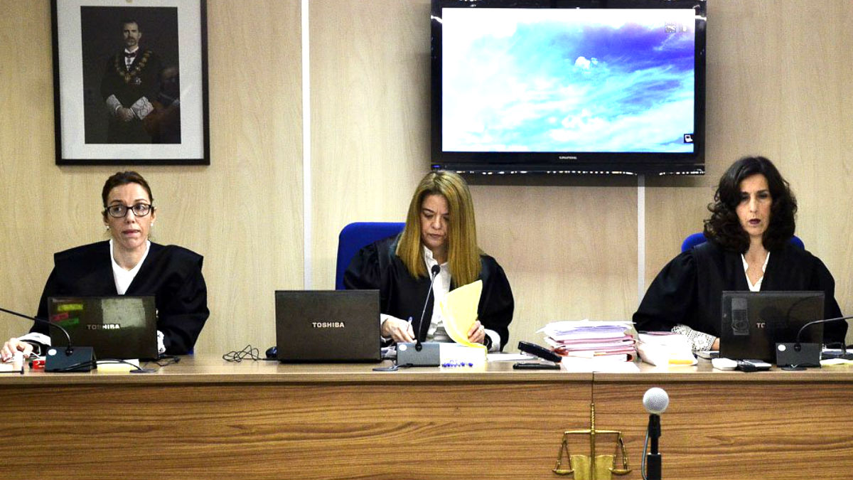 La juezas Rocío Martín, Samantha Romero y Eleonor Moyà (Foto: Efe).