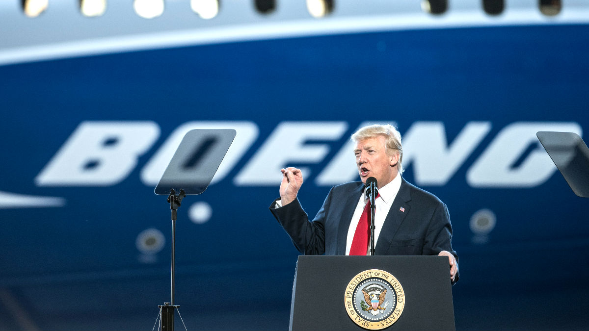 Trump durante el discurso que pronunció en su visita a Boeing (Foto: AFP).