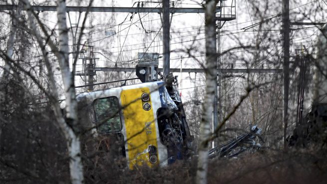 Al menos un muerto y 25 heridos al descarrilar un tren de pasajeros en Bélgica