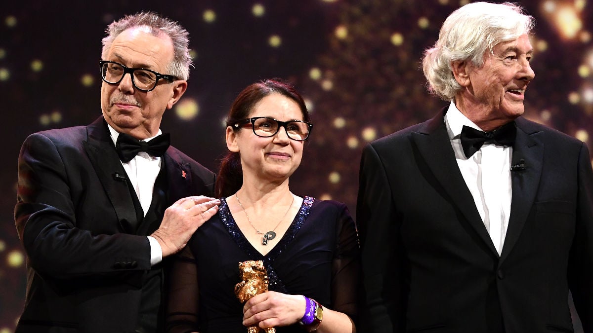 La realizadora Ildiko Enyedi junto al director de la Berlinale y Paul Verhoeven (Foto: AFP).