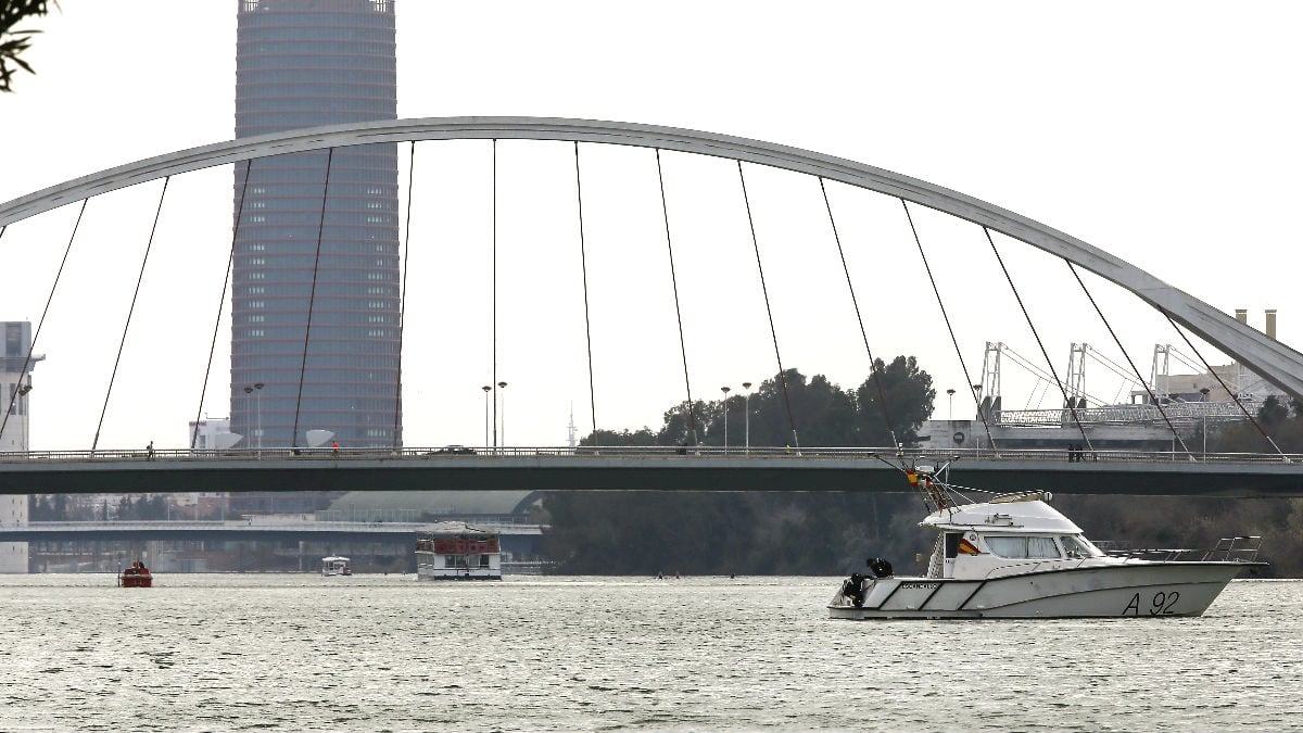 Un barco de la Armada en las tareas de búsqueda en el Guadalquivir (Foto: Efe).