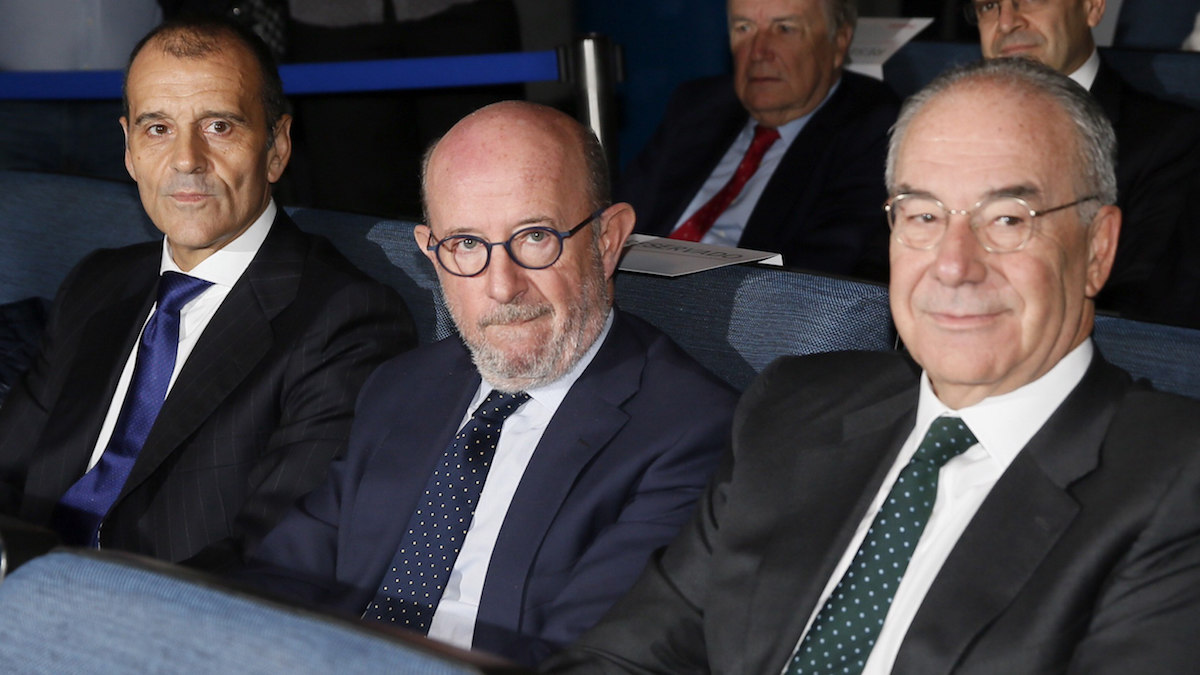 Emilio Saracho (en el centro) ex presidente del Banco Popular. (Foto: EFE