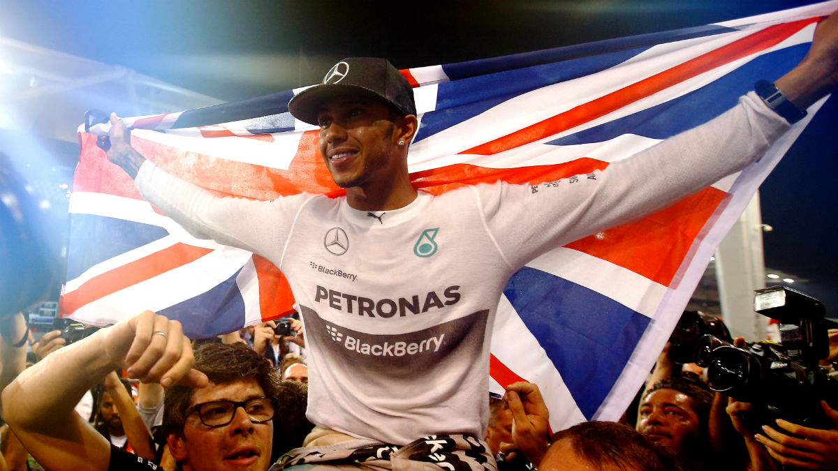 Lewis Hamilton parece olvidar sus comienzos al comentar que no le gusta nada que sus compañeros de equipo miren su telemetría. (Getty)