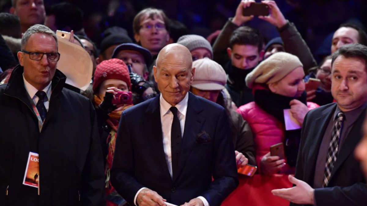 Sir Patrick Stewart durante la presentación de Logan en la Berlinale. Foto: AFP