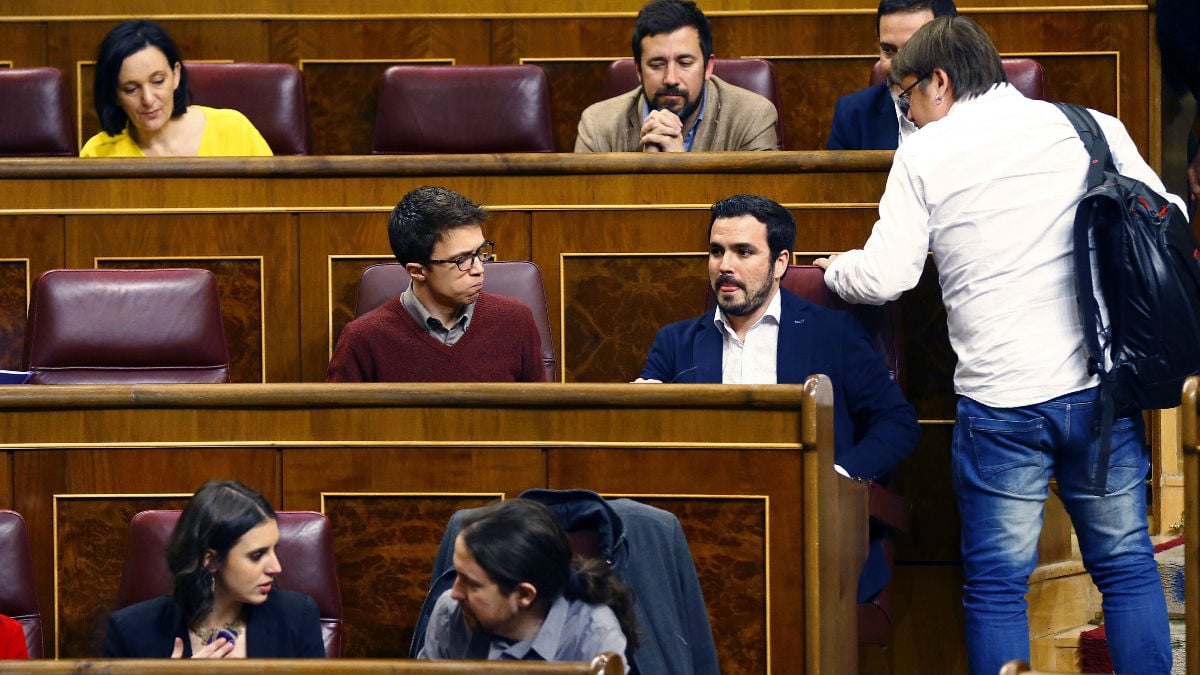 La bancada de Podemos en el Congreso, con Pablo Iglesias e Irene Montero en primera fila, tras ellos Íñigo Errejón, Alberto Garzón  y Carolina Bescansa (Foto: EFE)