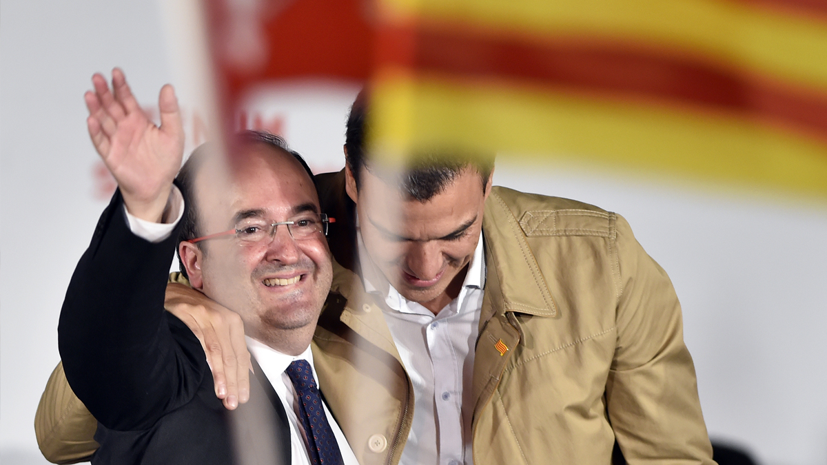 Miquel Iceta y Pedro Sánchez en un acto electoral. (Foto: EFE)