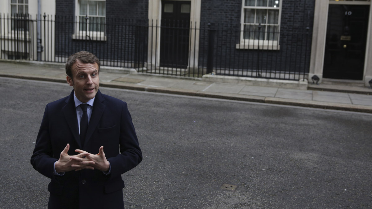 Emmanuel Macron visitó a Theresa May en el 10 de Downing Street (Foto: AFP)