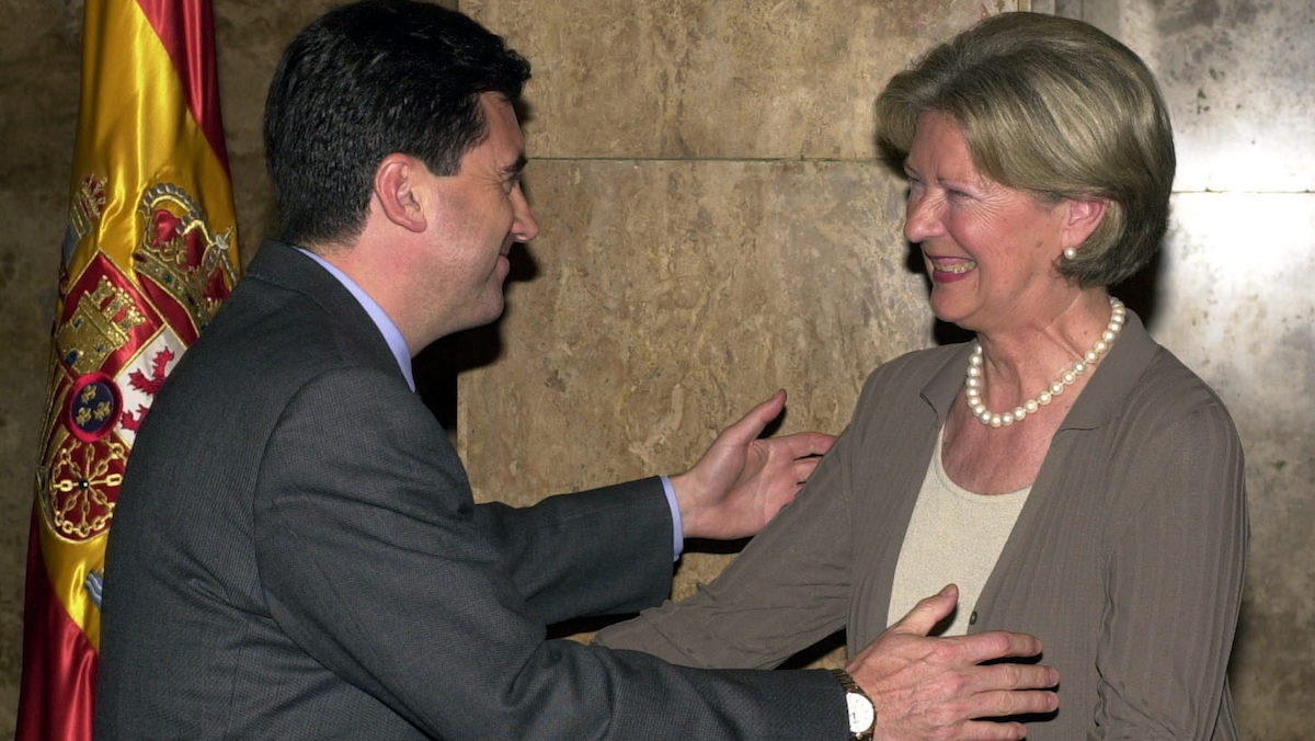 El ex ministro de Medio Ambiente, Jaume Matas, felicita a Carmen Martorell. (Foto: EFE)