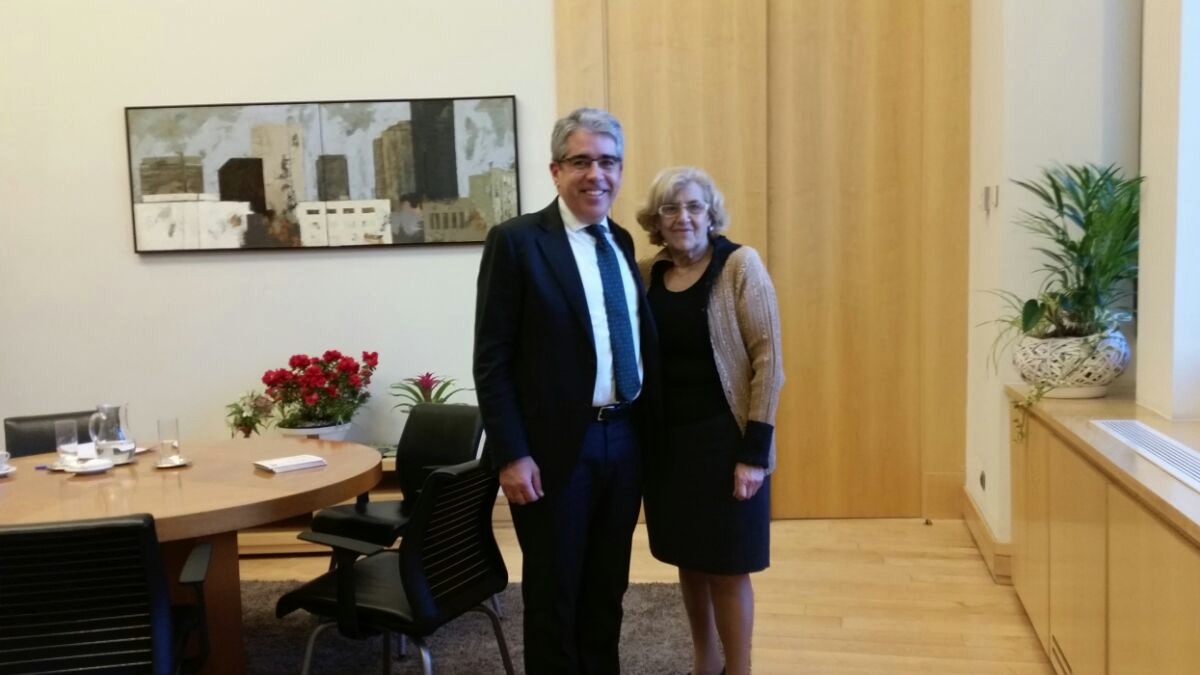 La alcaldesa con el diputado catalán en el Palacio de Cibeles. (Foto: TW)