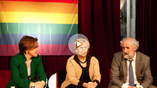 Carmena pide a «todos los madrileños» que vayan a coser la bandera arcoíris del Orgullo Gay