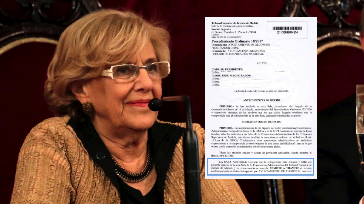 La alcaldesa Manuela Carmena junto al auto que admite a trámite la demanda de Alcorcón. (Foto: Madrid)