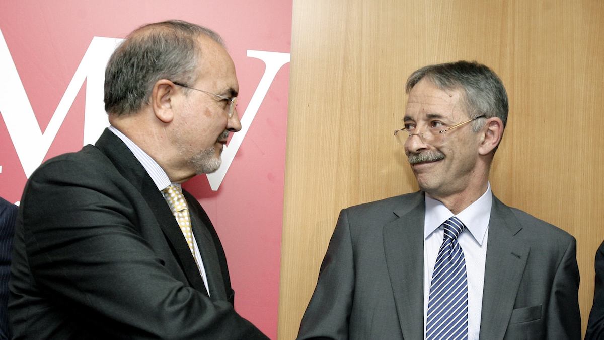 Pedro Solbes saluda a Julio Segura cuando fue nombrado presidente de la CNMV en 2007. (Foto: EFE)