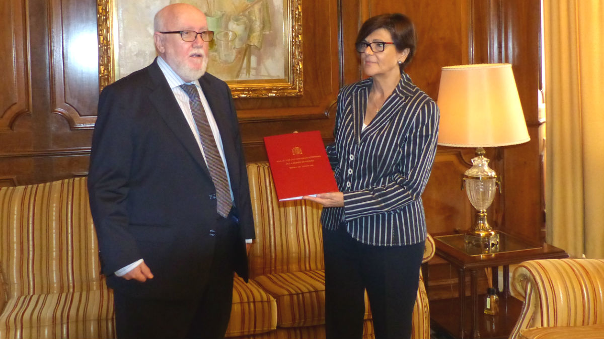 El ex fiscal del Tribunal Superior de Justicia de Murcia, Manuel López Bernal, junto  a la presidenta de la Asamblea Regional, Rosa Peñalver (Foto: Asamblea Regional de Murcia)