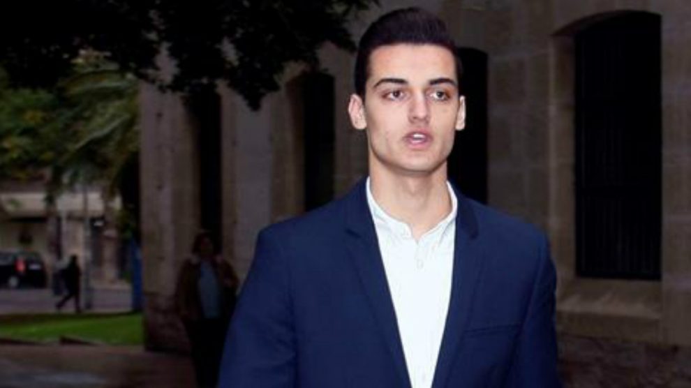El youtuber Sergio Soler, conocido como ‘Mr. Granbomba’, a su llegada hoy a los juzgados para la vista del juicio por el caso «caranchoa». Foto: EFE