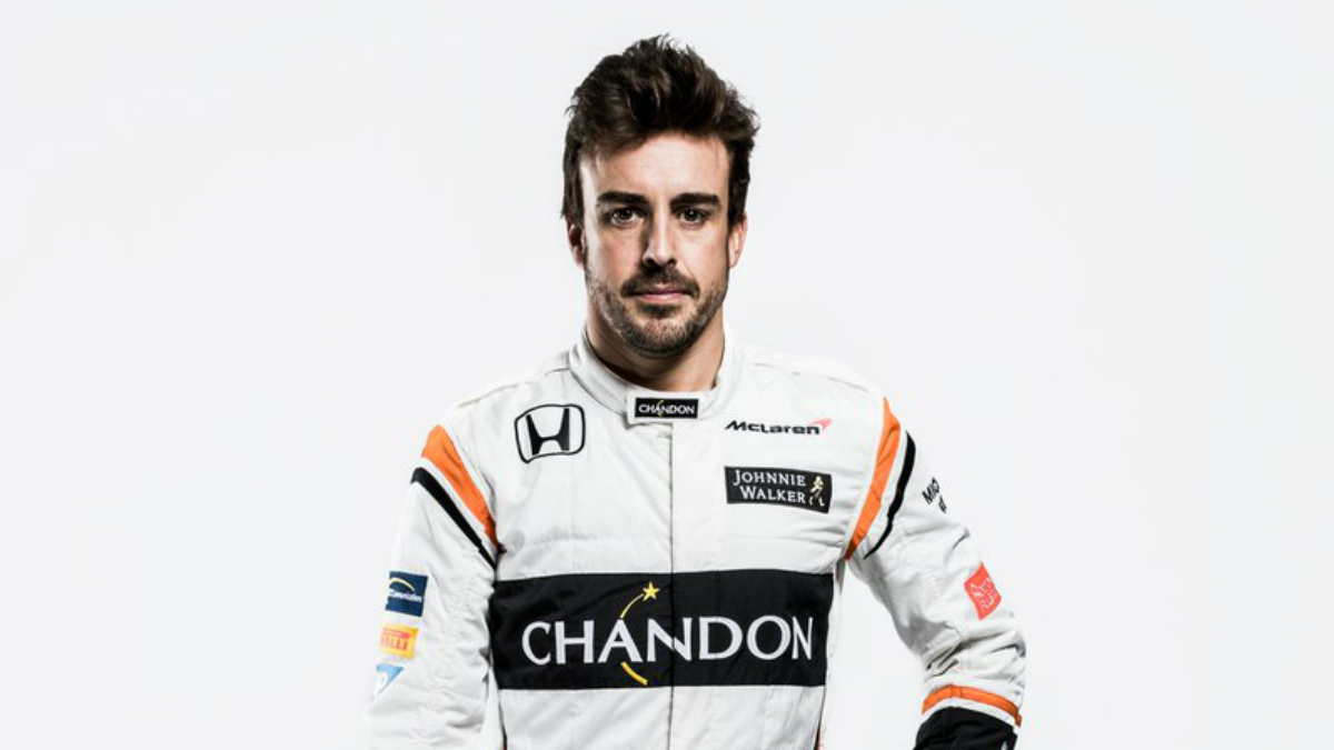 Fernando Alonso posa con el nuevo mono de McLaren-Honda. (McLaren)