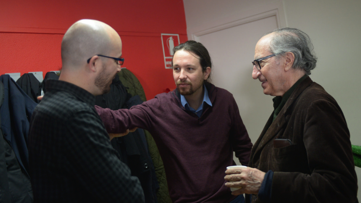 El líder de Podemos, Pablo Iglesias, con sus economistas Nacho Álvarez y Vicenç Navarro. (Foto: Flickr)