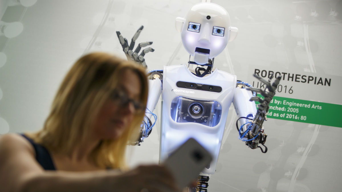 Una mujer se hace una ‘selfie’ con un robot (Foto: GETTY).