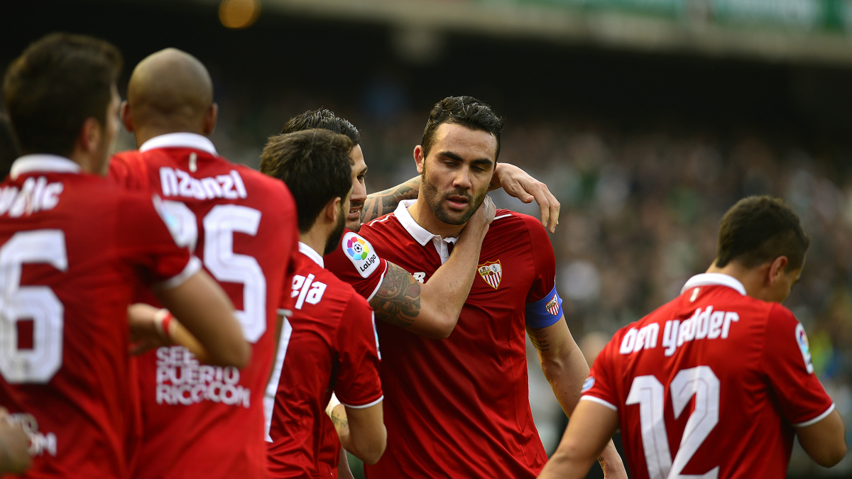 Iborra celebra su gol al Betis junto a sus compañeros. (AFP)