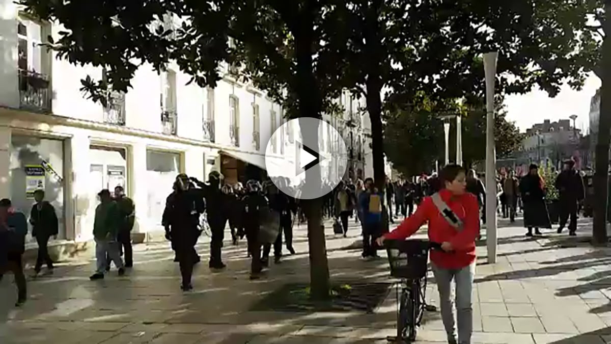 Incidentes entre policías y manifestantes anti Le Pen en Nantes.