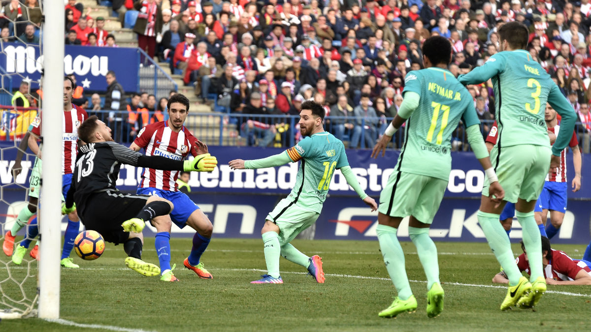 Leo Messi perfora la portería de Oblak para el 1-2 en el Calderón. (AFP)
