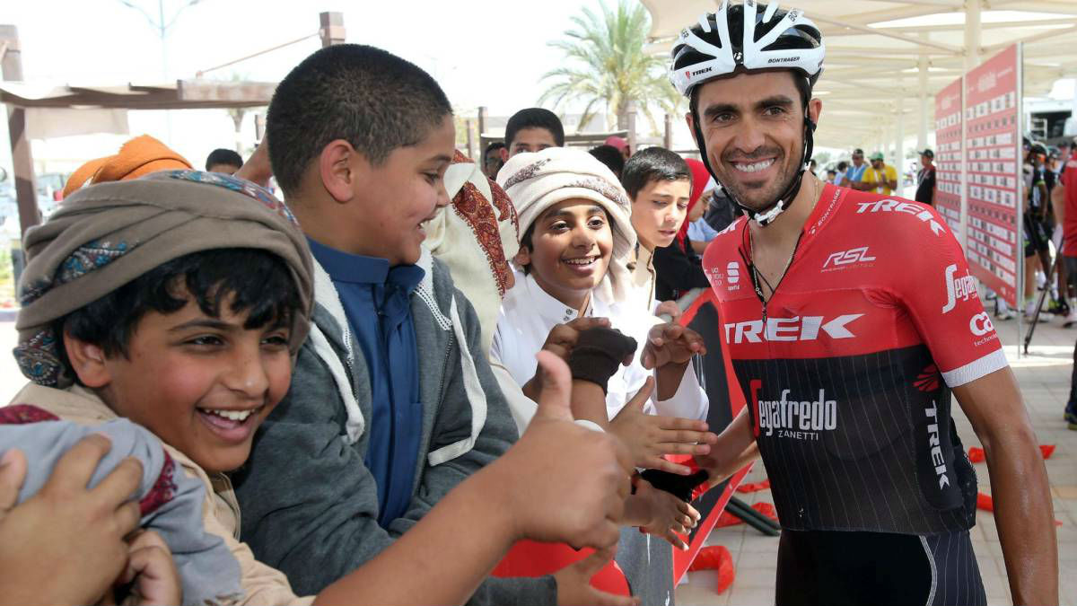 Alberto Contador se fotografía con aficionados en Abu Dhabi.