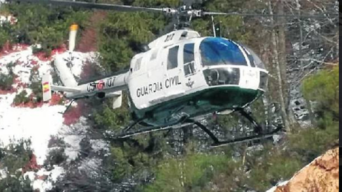 Un helicóptero de la Guardia Civil en labores de salvamento.