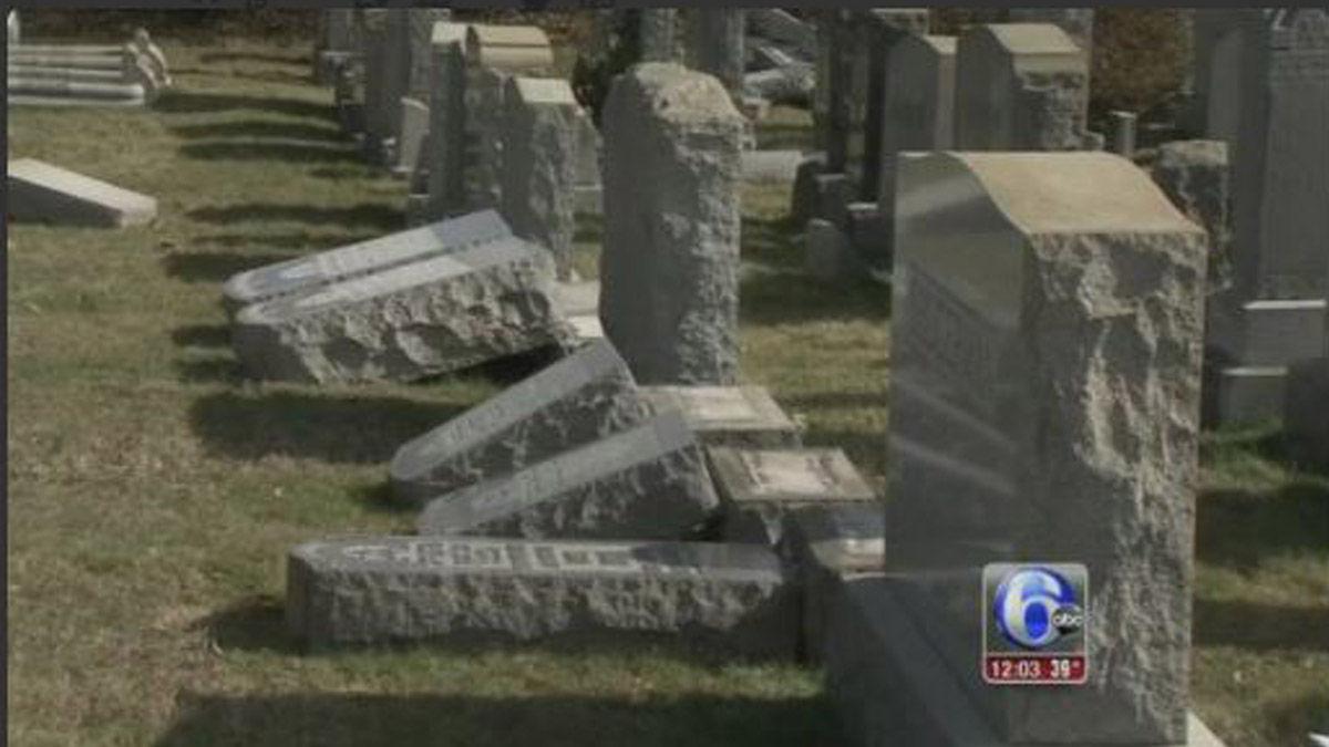 Lápidas judías destrozadas en un cementerio de Filadelfia.