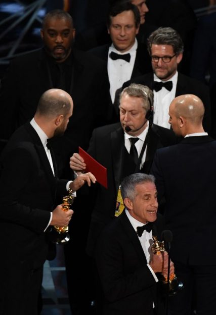 El productor de 'La La Land' Jordan Horowitz aclara con un productor del show el tremendo error. Foto: AFP