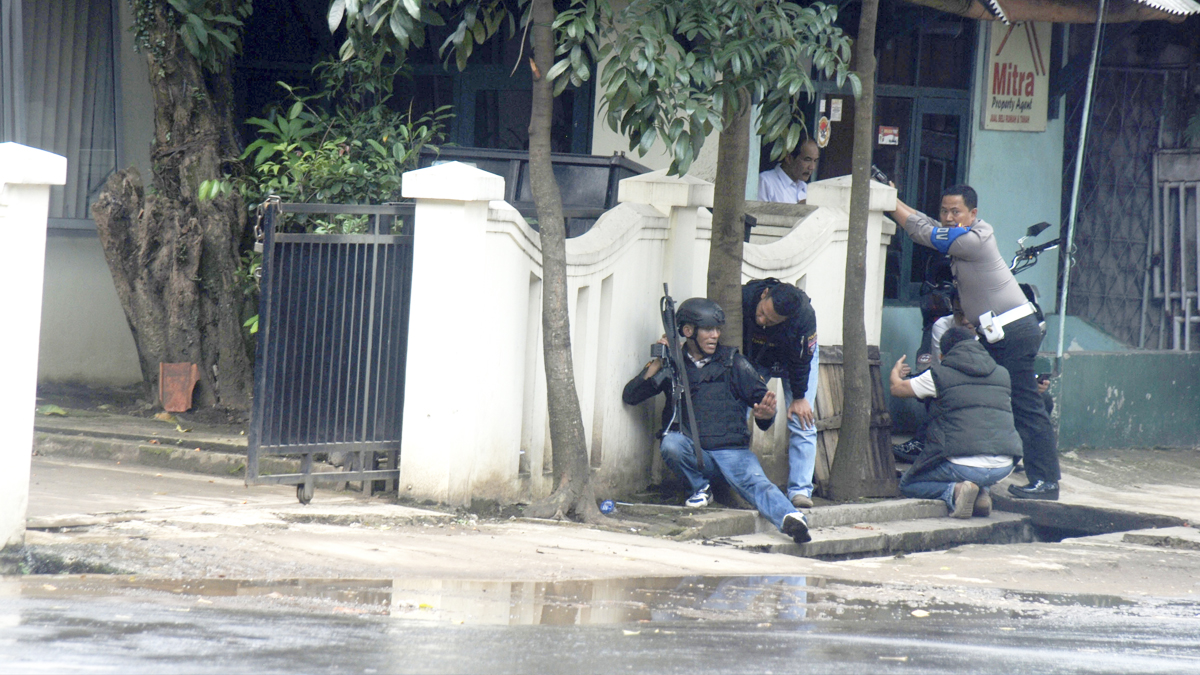 Agentes tratan de asegurar las oficinas gubernamentales en pleno atentado. (Foto: AFP)