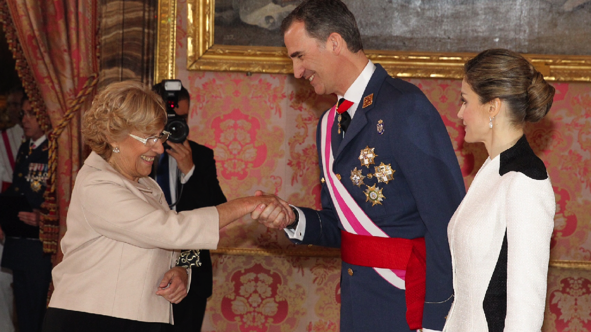 La alcaldesa junto a los reyes Felipe y Letizia. (Foto: Madrid)