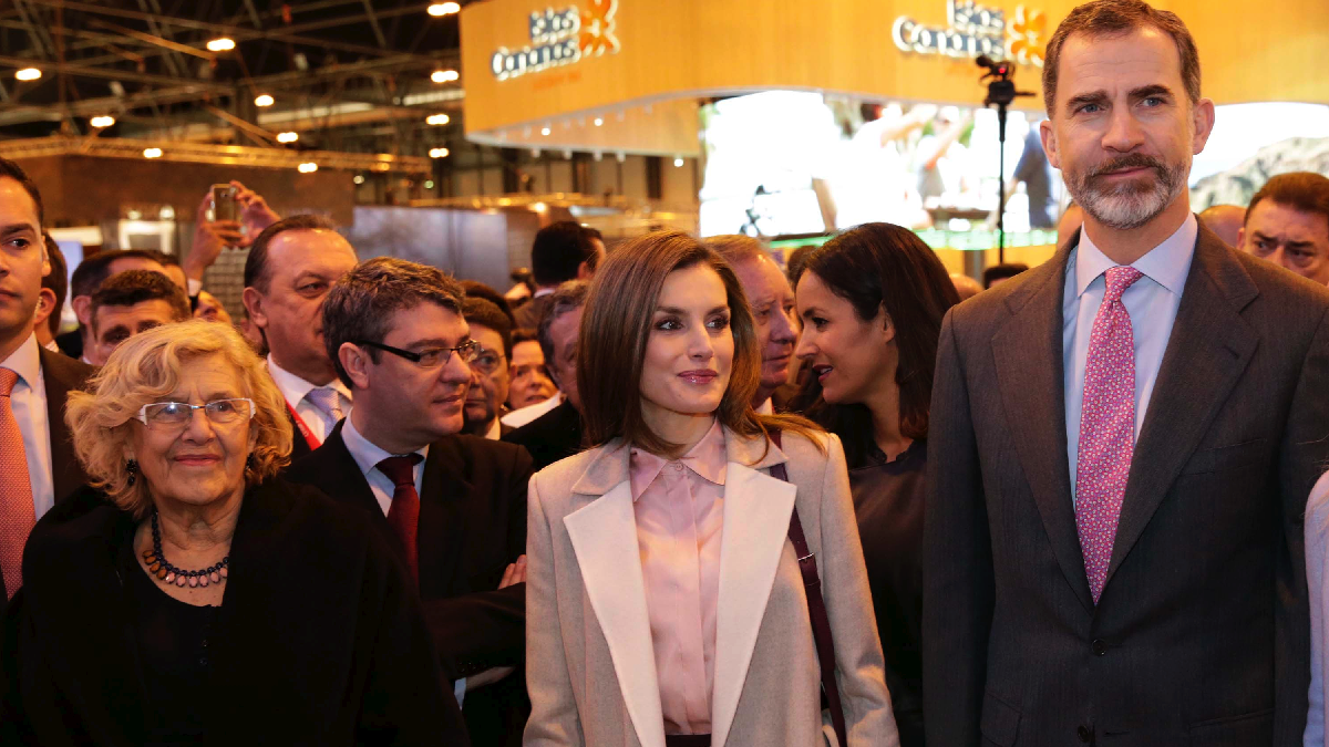 La alcaldesa junto a los reyes Felipe y Letizia. (Foto: Madrid)
