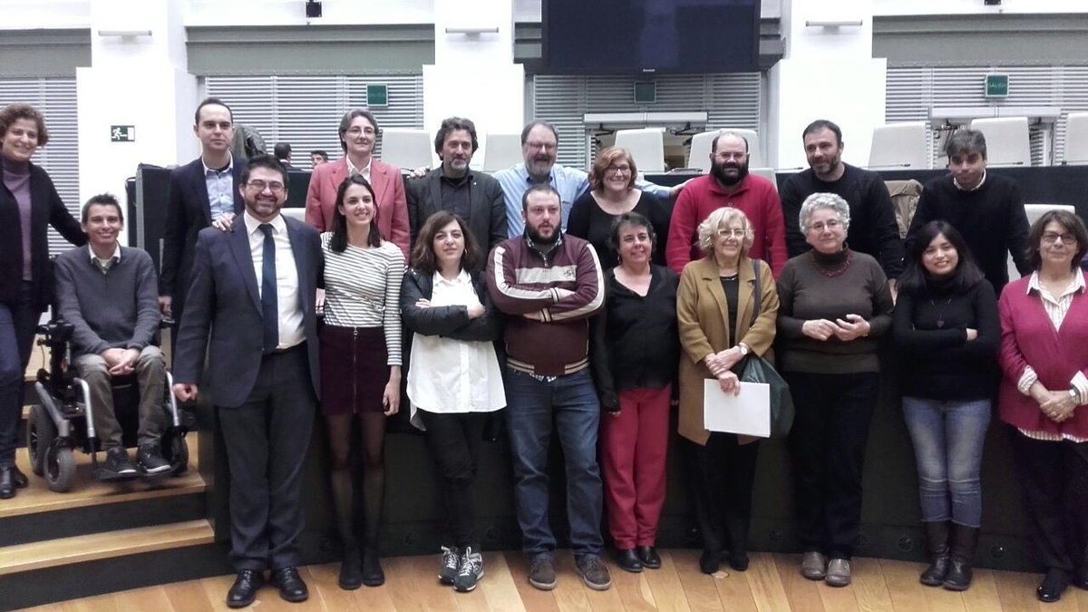 La alcaldesa junto al resto de concejales de Ahora Madrid. (Foto: TW)