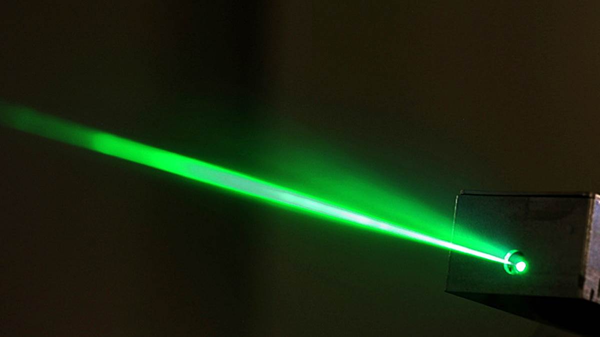 Источник света лазер. Лазер. Лазерный Луч. Зеленый лазер. Лазер, лазерный Луч.