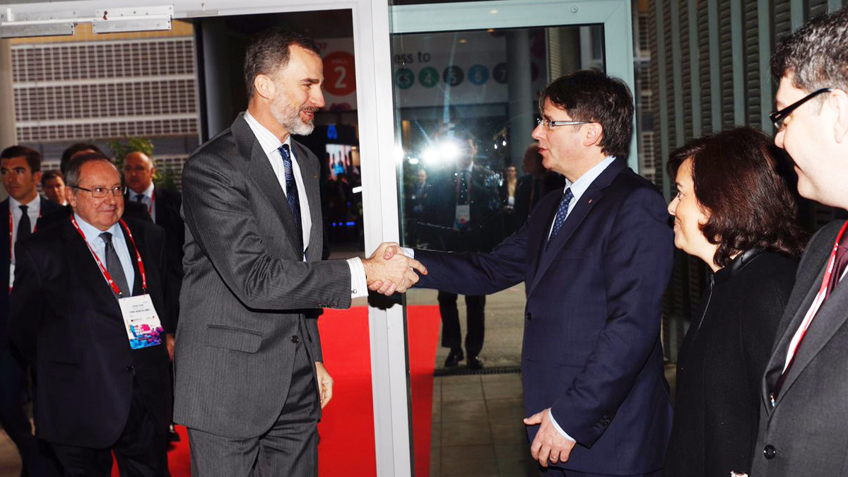 Saludo entre Felipe VI y Carles Puigdemont en el MWC. (Foto: Casa Real)
