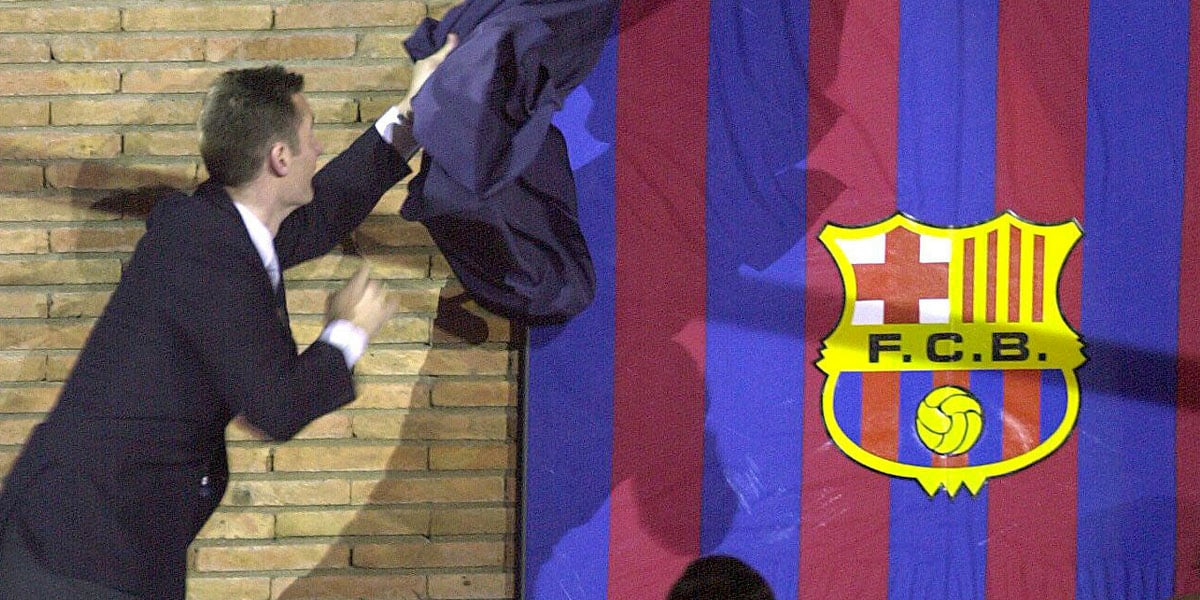 Urdangarin descubre la camiseta que luce en el Palau Blaugrana. (Foto: EFE)