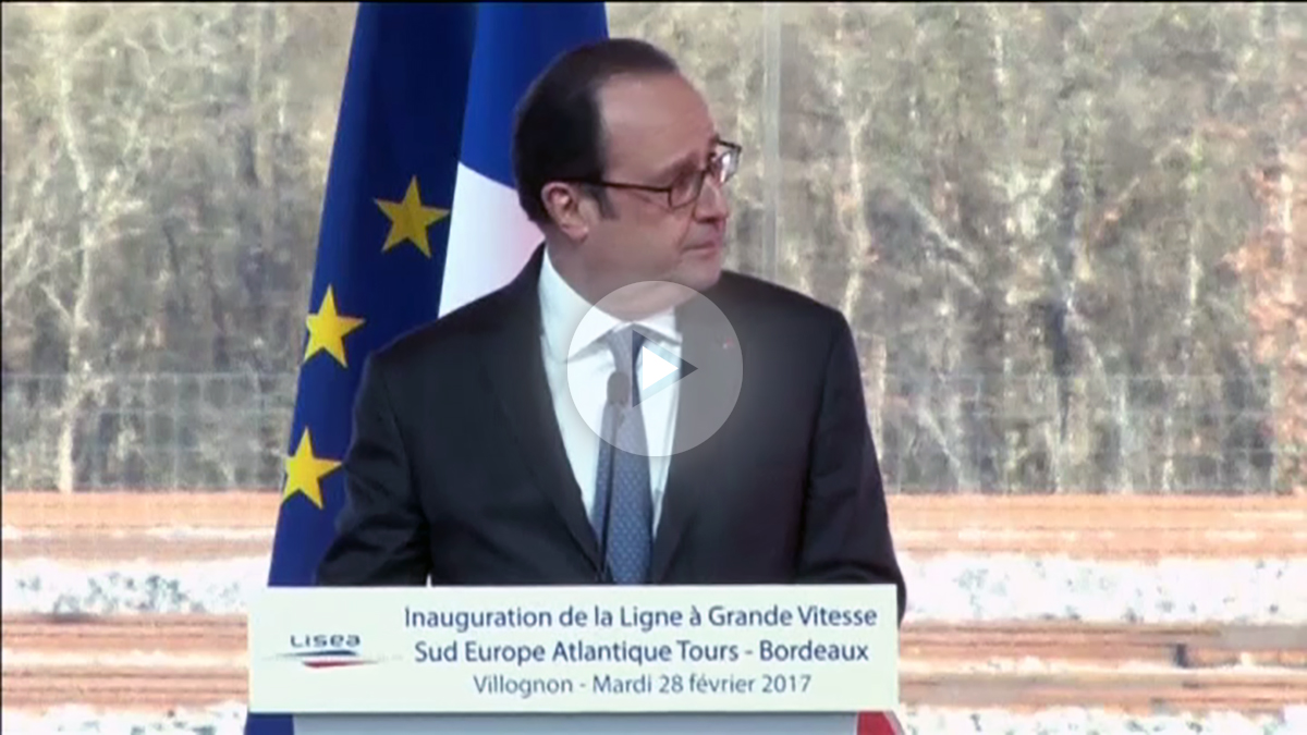 Momento de gran tensión el vivido por el presidente francés Francois Hollande mientras pronunciaba un discurso cerca de Burdeos.