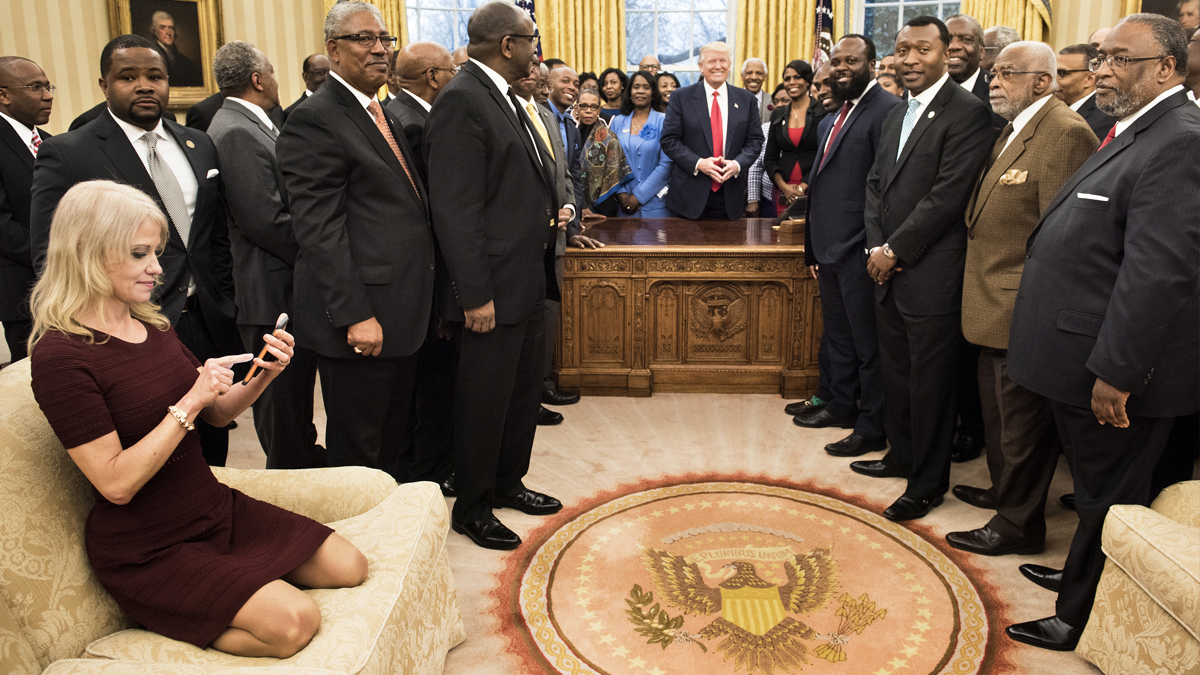 Kellyanne Conway en el Despacho Oval. (Foto: AFP)