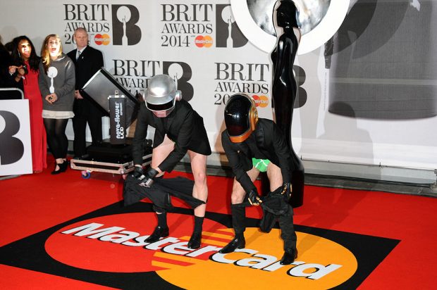 Daft Punk en los premios Brit 2014.