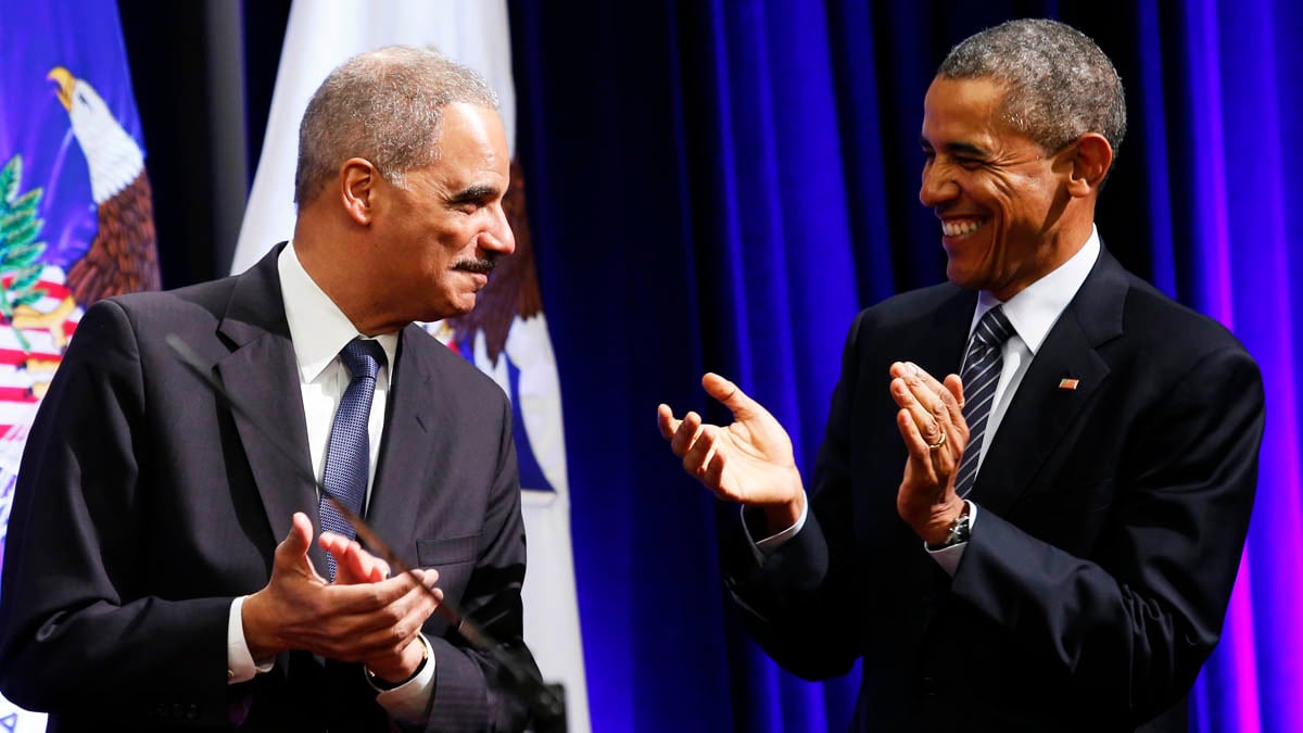 El ex fiscal general Eric Holder y Barack Obama (Foto: AFP)