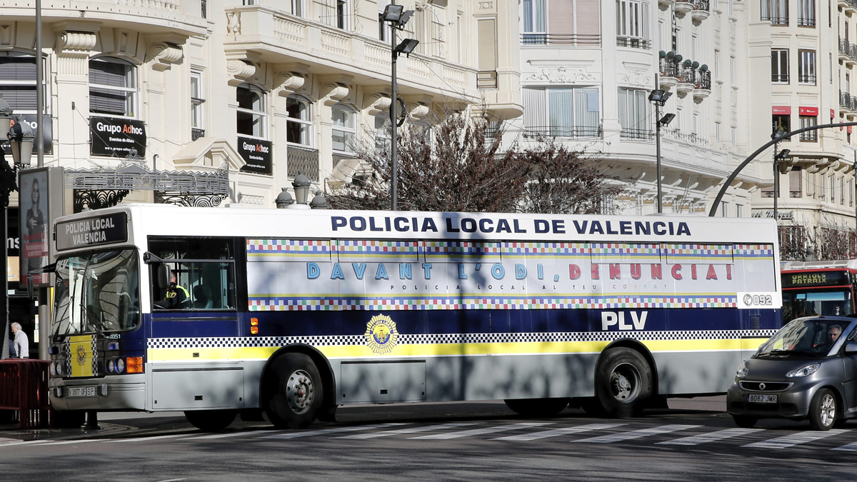 Autobús de la Policía Local de Valencia con el lema ‘Ante el odio denuncia’. (Foto: EFE)
