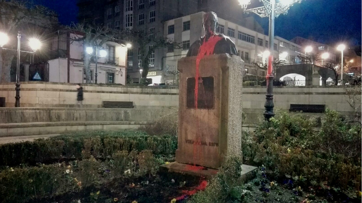 El busto de Manuel Fraga atacado en Vilalba (Lugo).